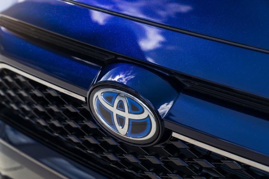 Логотип Toyota RAV4 Prime SE 2020 года  (фото 9 из 37)